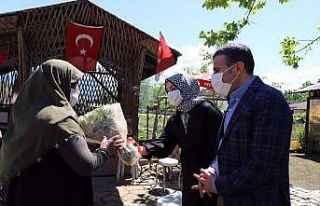 Vali Atay ve eşi şehit annelerini unutmadı