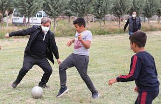 Vali Aydoğdu ve protokol üyeleri çocuklarla futbol...