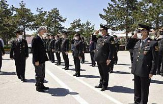 Vali Ayyıldız, bayram mesaisi yapan personelleri...