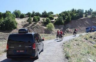 Vali Çuhadar’ı atlı köylüler karşıladı