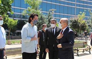 Vali Demirtaş sağlık çalışanlarının bayramını...