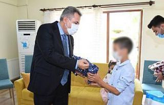 Vali Elban, bayramda şehit ve kimsesiz çocukların...