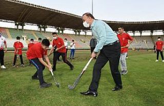 Vali gençlerle çim hokeyi oynadı