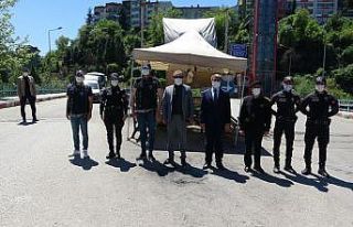 Vali Gürel, kontrol noktalarındaki polislerin bayramını...