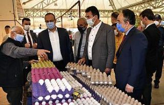 Vali, kaymakam ve belediye başkanı pazarları denetledi