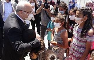 Vali Köşger, depremzedelerle bayramlaştı