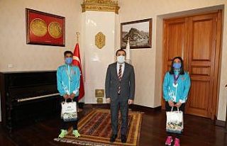 Vali Öksüz, Milli atletleri makamında kabul etti