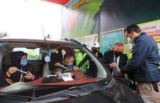 Vali Öner, trafik haftasında sürücülere maske...