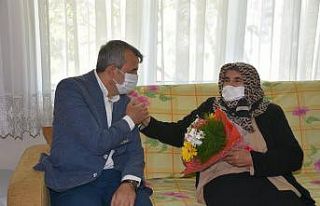 Vali Sezer’den Anneler Günü ziyaretleri