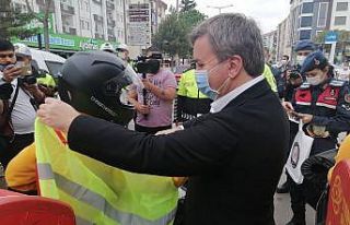 Vali trafiği denetleyip, kuryelere yelek giydirdi