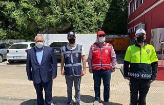 Vali Yardımcısından polislere çikolata ikramı