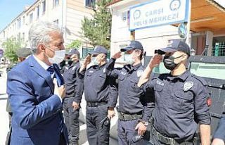 Validen görev başındaki personele bayram ziyareti