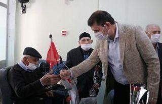 Valiyi gören huzurevi sakinlerinin gözleri doldu