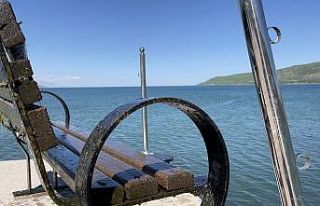 Van Gölü’ne atılan oturma bankları tek tek çıkarıldı