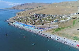 Van Gölü’nün mavi bayraklı plajı berraklığını...
