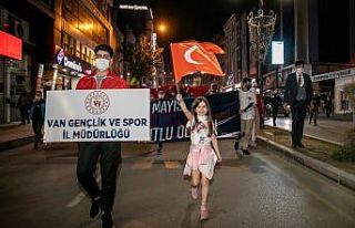 Van’da meşaleli gençlik yürüyüşü