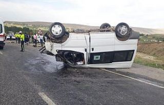 Van’da minibüs ile otomobil kafa kafaya çarpıştı:...