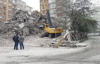 Vatandaşın yoğun tepkisine neden olan bina yıkımında...