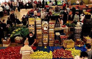 Vatandaşlar pazarlara akın etti...Marketlerin büyük...