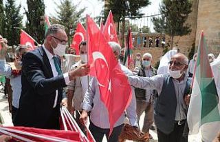 Vatandaşlara Türk ve Filistin bayrağı dağıtıldı