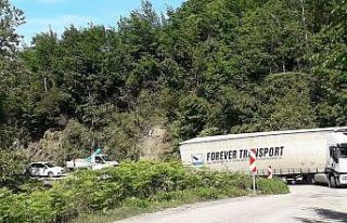 Virajı alamayan tır, yolu ulaşıma kapattı