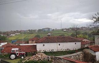 Yağan yağmur köylülerin yüzünü güldürdü