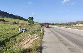 Yakıtı bitince yolda kalan otomobile tır çarptı:...