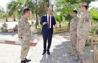 Yalçınkaya emniyet mensupları ve sağlık çalışanlarıyla...