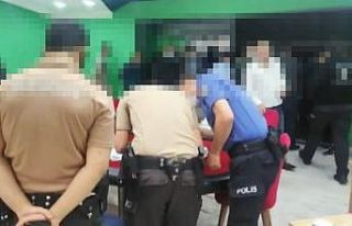 Yalıdaki kumar partisine denizden polis baskını