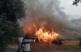Yanan ev için insan zinciri oluşturdular