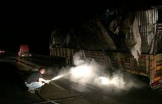 Yanan tır dorsesi kullanılmaz hale geldi