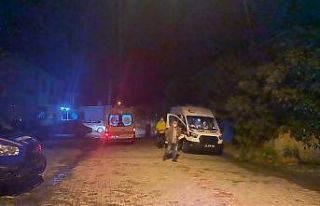 Yangın çıkan evden yaşlı kadını komşuları...