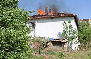 Yangında müstakil evin çatısı kullanılamaz hale...