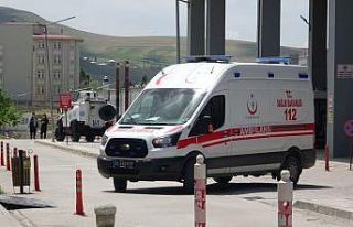 Yaralı halde getirildiği hastanede 6 kişiyi darp...