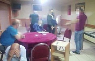 Yasakları delip kumar oynayan 24 kişi polise yakalandı