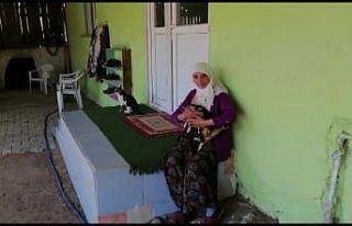 Yaşlı kadının kolundaki bilezikleri söküp aldılar