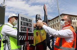 Yaya geçidine monte edilen maket polisin ağzına...