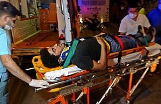 Yemek siparişi götüren kurye, park halindeki otobüse...