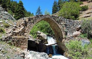 Yıllara meydan okuyan taş köprü turizme kazandırılmayı...