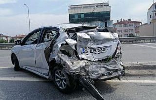 Yol ayrımını kaçırınca yavaşlayan otomobilde...