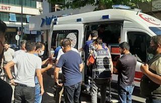 Yolda yürürken bıçaklı saldırıya uğradı