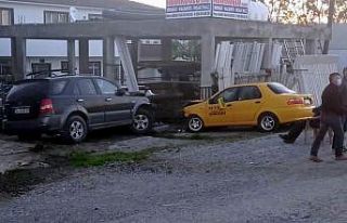Yoldan çıkan cip duraktaki iki taksiye çarptı:...