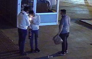 Yoldan geçenlerin sigarasını yaktı, sonra elektrikli...