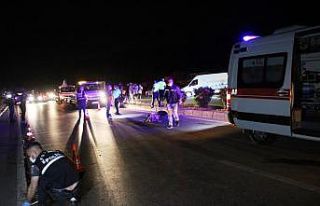 Yolun karşısına geçmek isterken motosiklet çarpan...