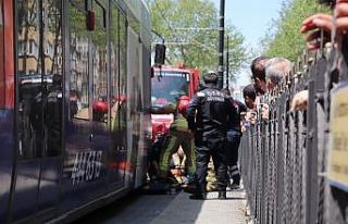 Yolun karşısına geçmek isterken tramvayın altında...