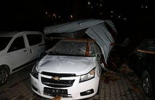Yozgat’ta etkili olan fırtına çatıları uçurdu,...