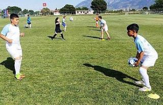 Yunusemre Belediyespor futbol altyapısı antrenmanlara...