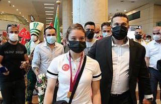 Yurda dönen dünya şampiyonu Ayşe Begüm Onbaşı,...