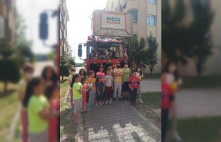 Yuvadan düşen yavruyu kurtarınca çocukların kahramanı...