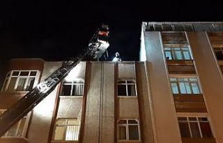 Zeytinburnu’nda 3 katlı binanın çatı katında...